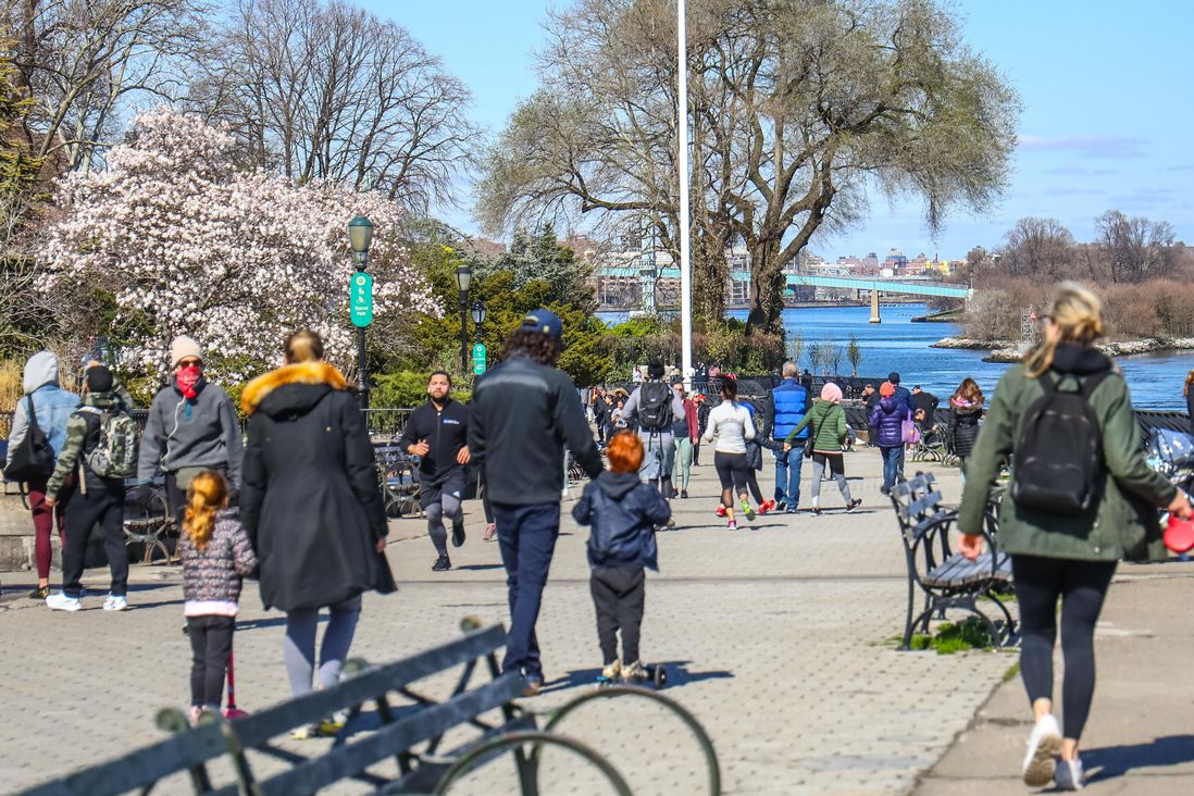 Photos of people crowded at Carl Schurz Park on Tuesday